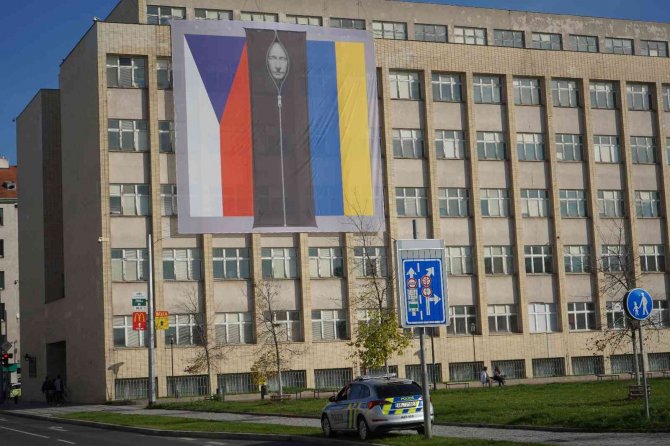 Çekya’da Bakanlık Binasına Putin’in Ceset Torbasında Fotoğrafı Asıldı