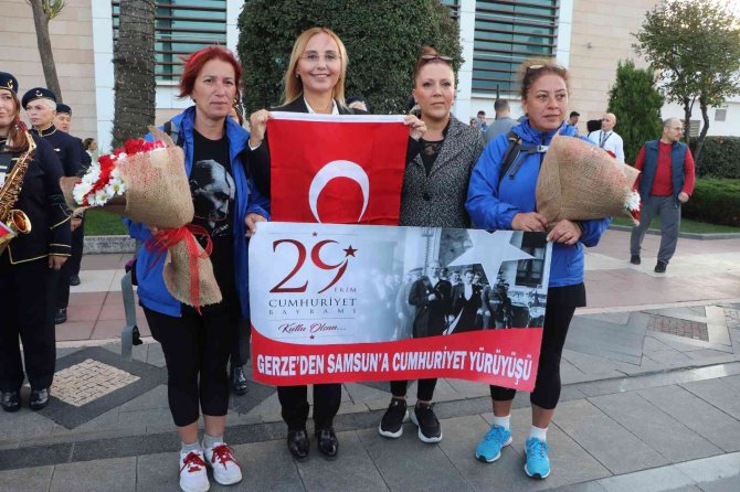 Kadınlardan 120 Kilometrelik Cumhuriyet Yürüyüşü: Türk Bayrağını Sinop’tan Samsun’a Getirdiler