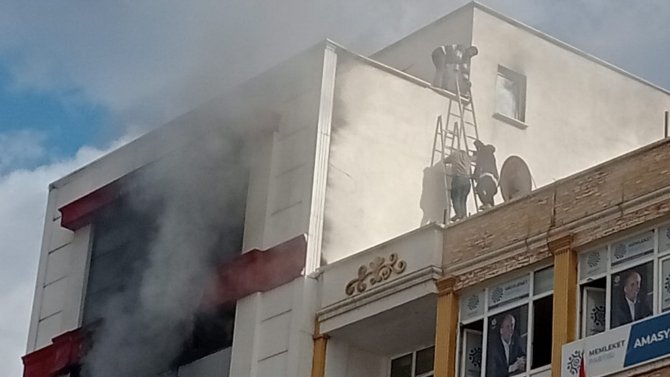 Amasya’da 5 Katlı İş Yerinde Yangın: Çatıda Mahsur Kalan 5 Çalışan Kurtarıldı