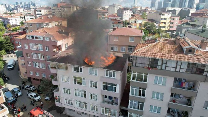 Ataşehir’de 4 Katlı Binanın Çatısı Alev Alev Yandı