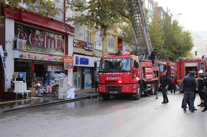 Amasya’da 5 Katlı İş Yerinde Yangın: Çatıda Mahsur Kalan 5 Çalışan Kurtarıldı