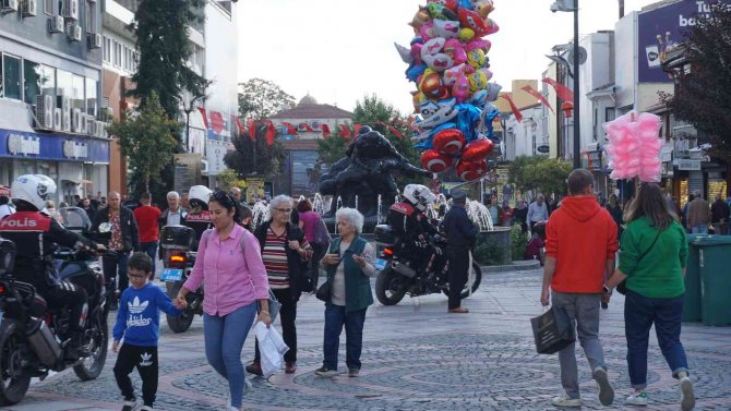 Polis Ekiplerinden Kalabalık Noktalarda Huzur Ve Güven Uygulaması