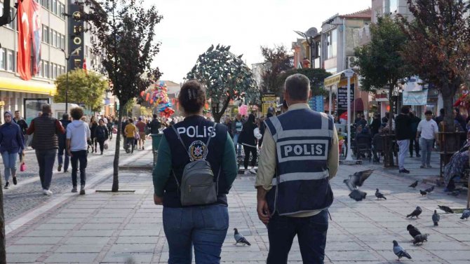 Polis Ekiplerinden Kalabalık Noktalarda Huzur Ve Güven Uygulaması