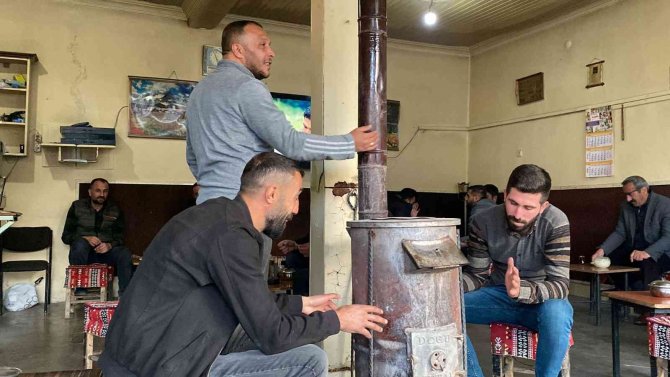 Yılın 6 Ayını Kar Altında Geçiren Karlıova’da, Sobalar Tütmeye Başladı