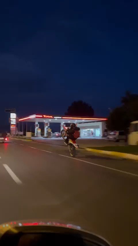 Tek Teker Giden Motosiklet Trafikte Tehlike Saçtı