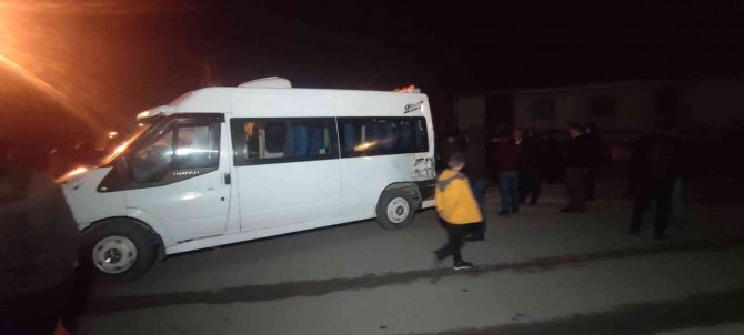 Van’da Tren Hemzemin Geçitte Minibüse Çarptı