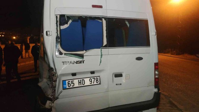 Van’da Tren Hemzemin Geçitte Minibüse Çarptı