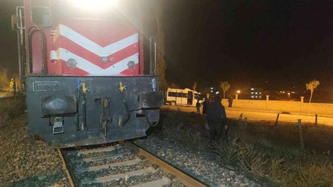 Van’da Tren Hemzemin Geçitte Minibüse Çarptı