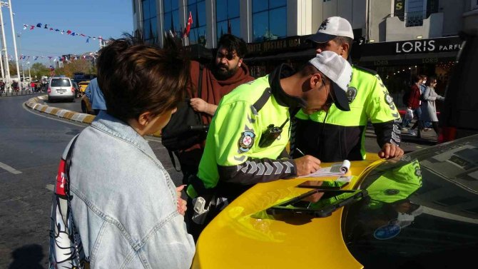 Taksim’de Kaldırımda Scooter Kullananlara Ceza Yağdı