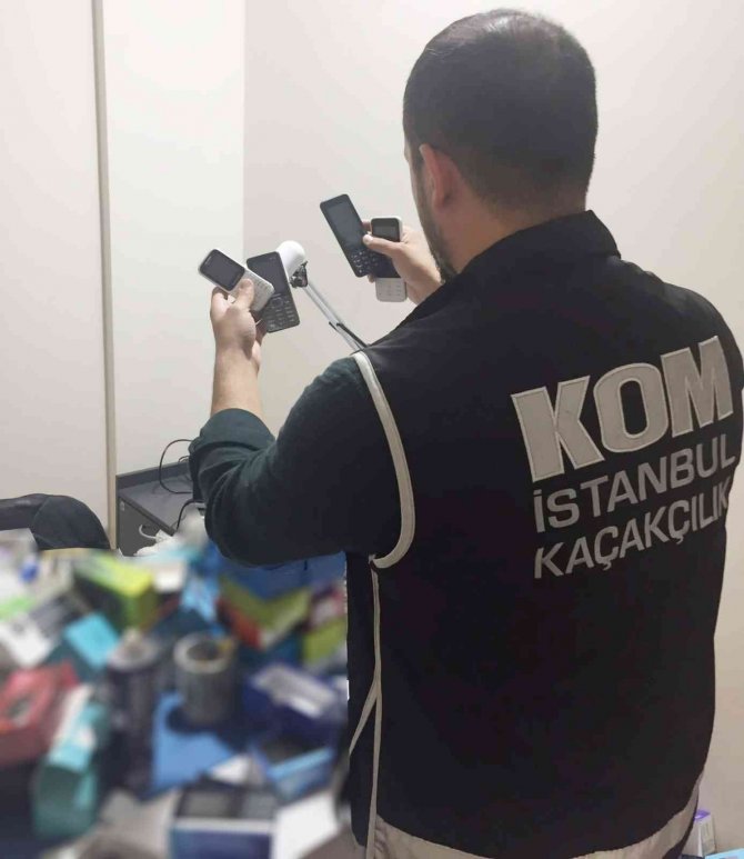 İ̇stanbul’da Yüzlerce Kaçak Telefon Ele Geçirildi