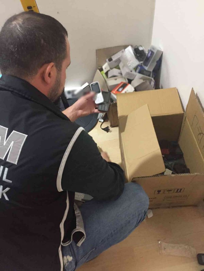 İ̇stanbul’da Yüzlerce Kaçak Telefon Ele Geçirildi