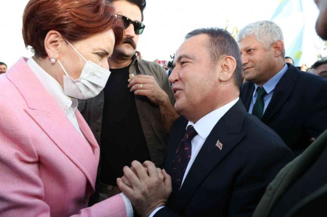 Akşener’den Başkan Böcek’e Övgü