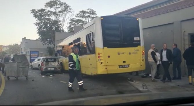 Kadıköy’de Kontrolden Çıkan İ̇ett Otobüsü Müzenin Duvarına Çarptı