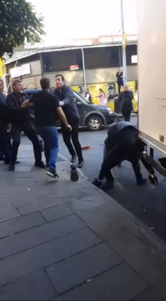 İ̇stanbul’da Trafik Kavgasını Ayırmaya Çalışan Zabıta Darp Edildi