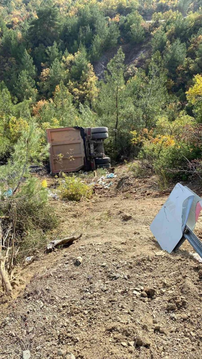Kastamonu’da Park Halindeki Kamyon 20 Metrelik Uçuruma Devrildi