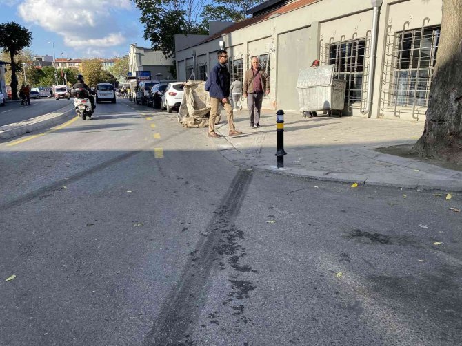 Kadıköy’de Kontrolden Çıkan İ̇ett Otobüsü Müzenin Duvarına Çarptı