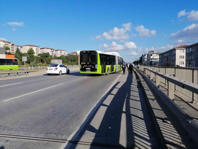 Otobüs İle Otomobil Çarpıştı: 1 Kişi Yaraladı