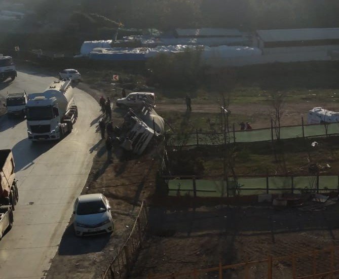 Beton Mikserin Altında Kalan Sürücü Ağır Yaralandı