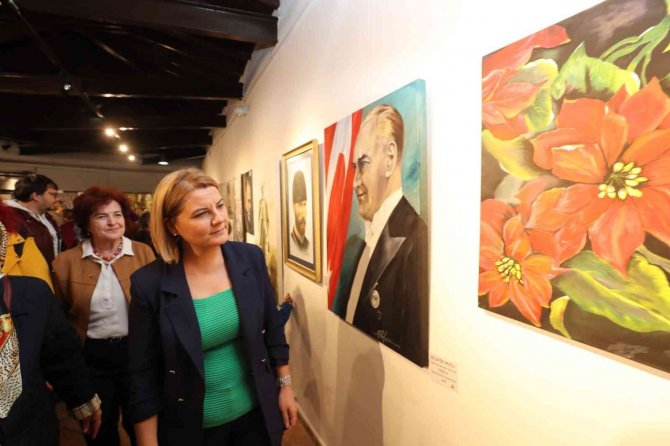 İ̇zmit’te "Cumhuriyet Ve Biz" Sergisi Açıldı