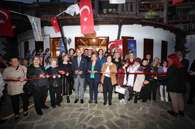 İ̇zmit’te "Cumhuriyet Ve Biz" Sergisi Açıldı