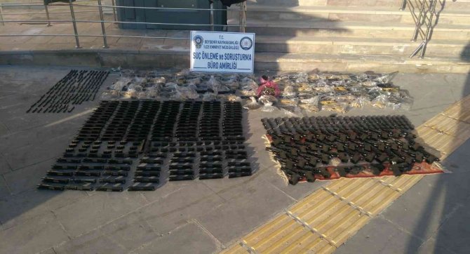 Kovalamaca Sonucu Yakalanan Minibüsten Cephanelik Çıktı