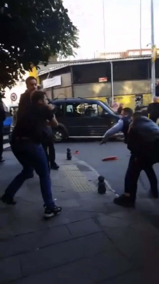 İ̇stanbul’da Trafik Kavgasını Ayırmaya Çalışan Zabıta Darp Edildi