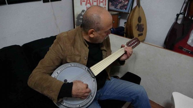 Hem Çalıyor Hem Söylüyor Hem Öğretiyor