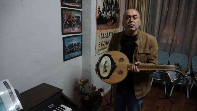 Hem Çalıyor Hem Söylüyor Hem Öğretiyor