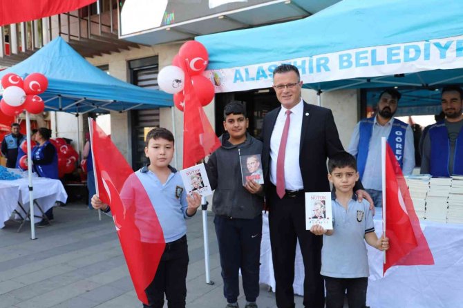 Alaşehir Belediyesin Gençlere Ve Çocuklara Nutuk Hediye Etti