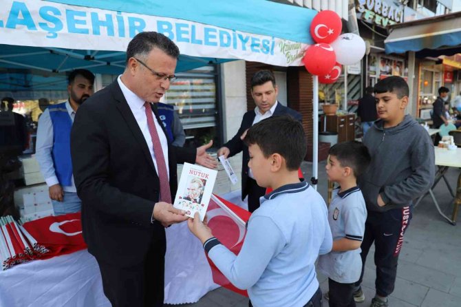 Alaşehir Belediyesin Gençlere Ve Çocuklara Nutuk Hediye Etti