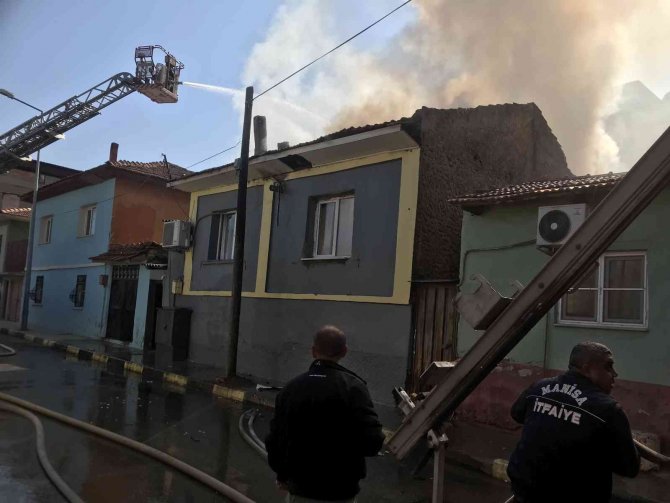 Manisa’da Ev Yangını