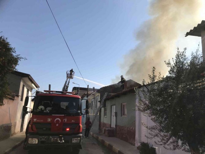 Manisa’da Ev Yangını