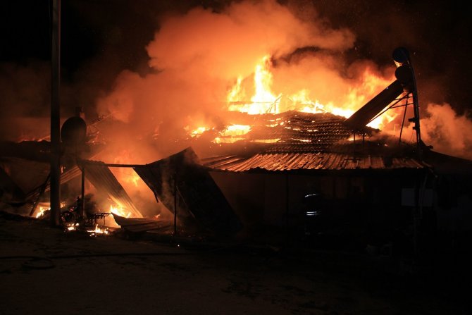 İ̇ki Kardeşin Bitişik Evleri Tamamen Yandı