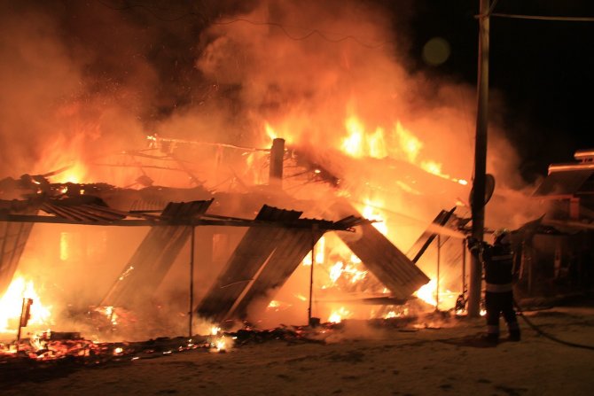 İ̇ki Kardeşin Bitişik Evleri Tamamen Yandı