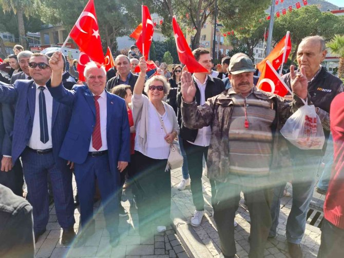 Soma’da 2 Bin 500 Öğrenci Caddede Zeybek Oynadı