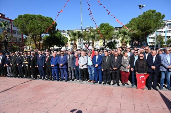 Soma’da 2 Bin 500 Öğrenci Caddede Zeybek Oynadı