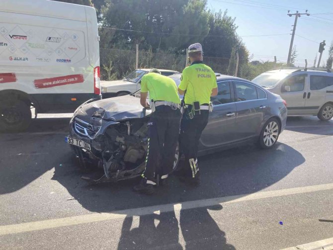 İ̇ki Otomobil Çarpıştı, Birinin Tekeri Fırladı: 2 Yaralı