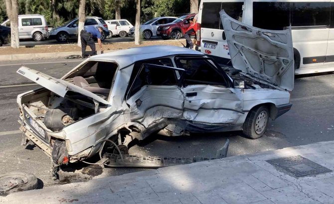 İ̇ki Otomobil Çarpıştı, Birinin Tekeri Fırladı: 2 Yaralı