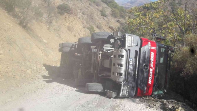Tunceli’de Beton Mikseri Devrildi