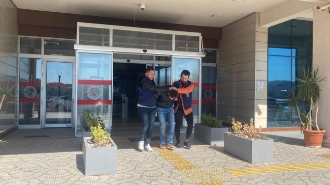 Kaza Yaptılar, Balkondan Atladılar, Yine De Polisten Kaçamadılar