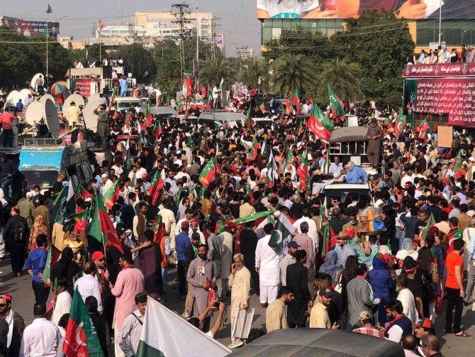 Pakistan’ın Eski Başbakanı Khan Binlerce Destekçisiyle İ̇slamabad’a Gidiyor