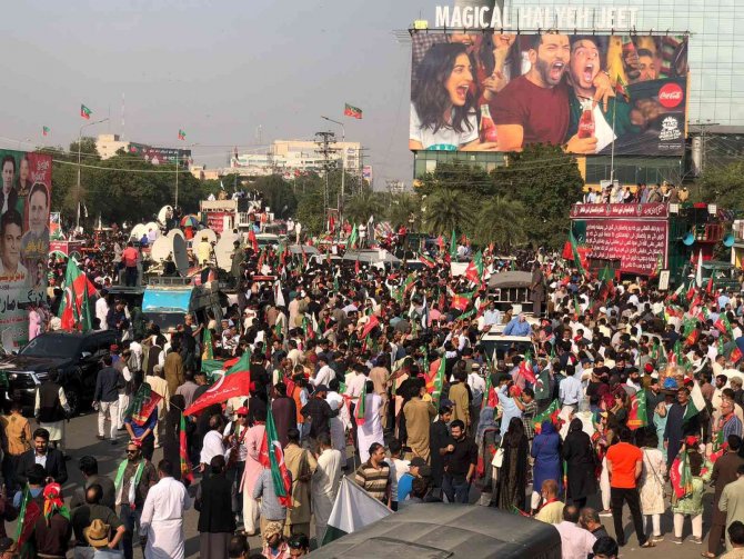 Pakistan’ın Eski Başbakanı Khan Binlerce Destekçisiyle İ̇slamabad’a Gidiyor