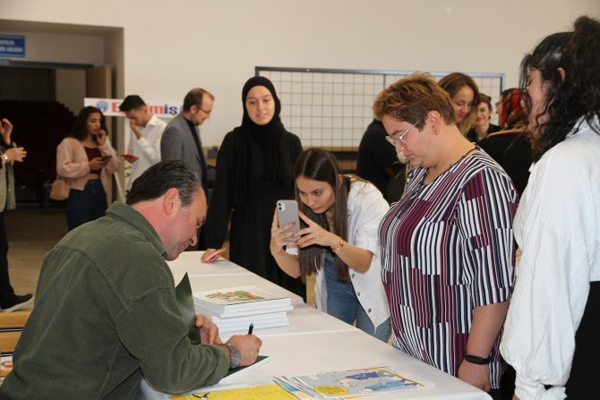 İ̇letişimciler ‘İ̇letişim Ve Mizah’ Temalı Söyleşiye Yoğun İlgi Gösterdi