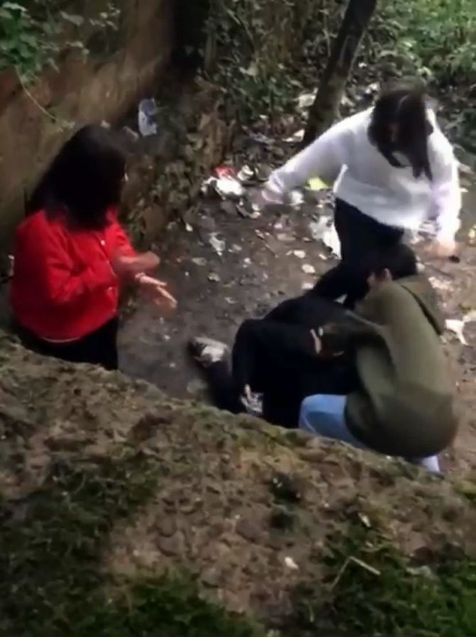 Genç Kızı Dövüp, Saçından Tutup Sürüklediler