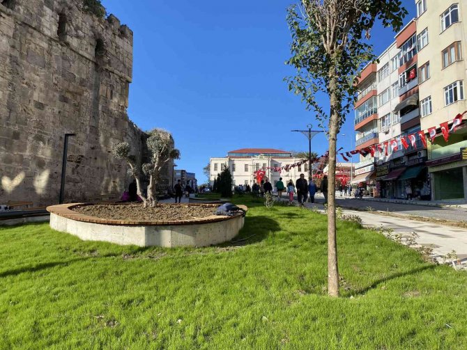 Sinop Meydanında Peyzaj Çalışmaları Sürüyor