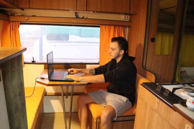 Kiralık Ev Fiyatlarını Yüksek Bulan Öğrenci Karavanda Yaşıyor