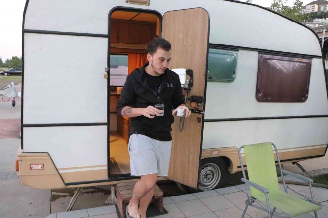 Kiralık Ev Fiyatlarını Yüksek Bulan Öğrenci Karavanda Yaşıyor