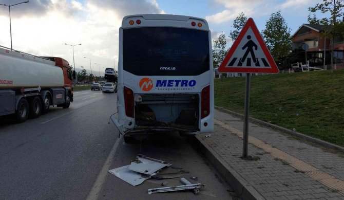 Minibüs Yolcu Otobüsüne Çarptı: 1 Yaralı
