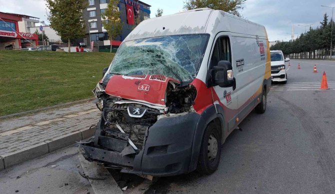 Minibüs Yolcu Otobüsüne Çarptı: 1 Yaralı