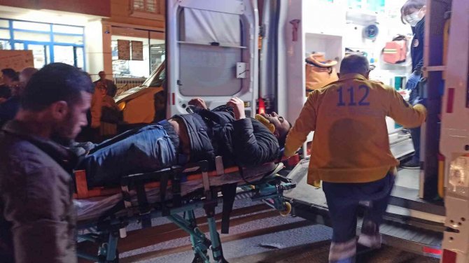 Kaza Yapan Motosikletli Kurye Yaralandı